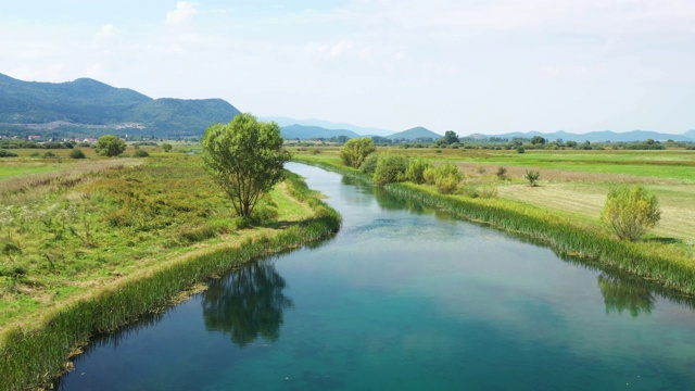 克罗地亚里卡地区，加卡河，夏季田野鸟瞰图视频素材