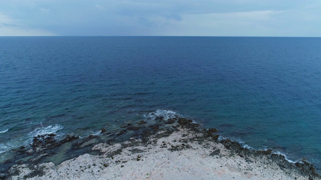 在阴天的地中海海岸线无人机的观点视频素材