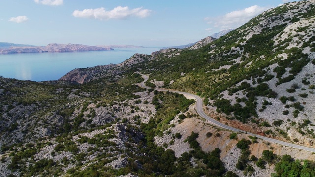 鸟瞰图上的蜿蜒道路上的一个岛屿在地中海视频素材