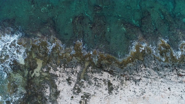 从上俯瞰地中海的岩石海岸线视频素材