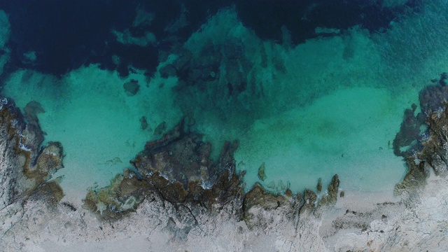 从上往下看亚得里亚海海岸线上的绿松石色浅水视频素材