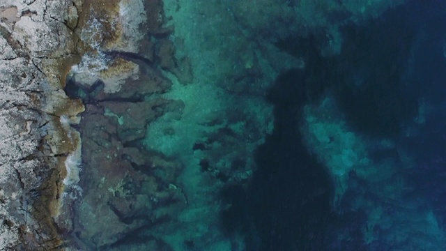 地中海海岸线的立交桥视频素材