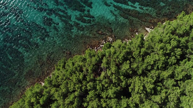 地中海一个岛屿的海岸线附近的透明海视频素材