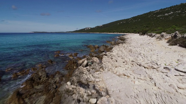 在地中海一个岛屿的岩石海滩上空飞行视频素材