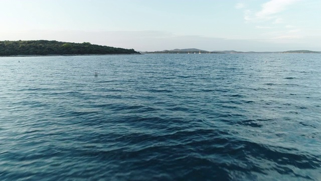 在地中海一个岛屿附近的海面上飞行视频素材