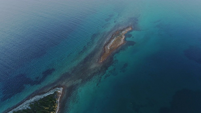 在地中海小岛的高角度视图视频素材