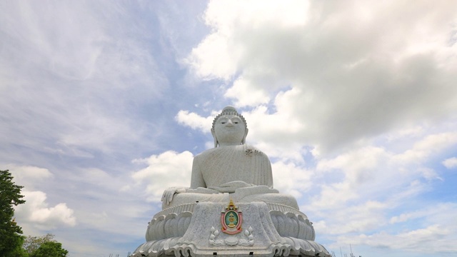 大佛建在泰国普吉岛的一个高山顶，时光流逝。视频素材