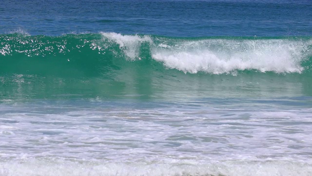 海浪冲击到泰国普吉岛海滩的特写。视频素材