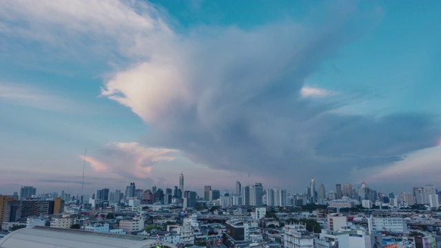 日落在曼谷城市:今晚的一天，延时清晰的云，蓝色的天空与城市景观。视频素材