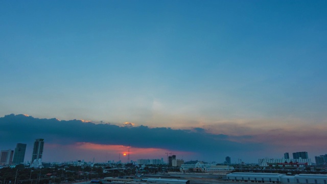 日落在曼谷城市:今晚的一天，延时清晰的云，蓝色的天空与城市景观。视频素材