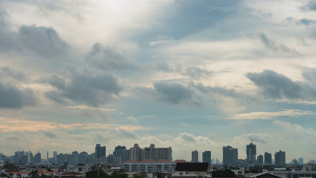 日落在曼谷城市:今晚的一天延时灰色的云天空与城市景观。视频素材