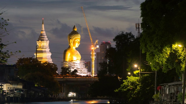 日落时分，泰国曼谷，正在修建的Wat Paknam Bhasicharoen寺的大金佛;放大运动视频素材