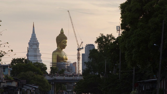 日落时分，泰国曼谷，正在修建的大金佛。视频素材