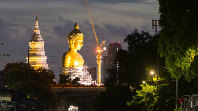 日落时分，泰国曼谷，正在修建的Wat Paknam Bhasicharoen寺的大金佛;缩小运动视频素材