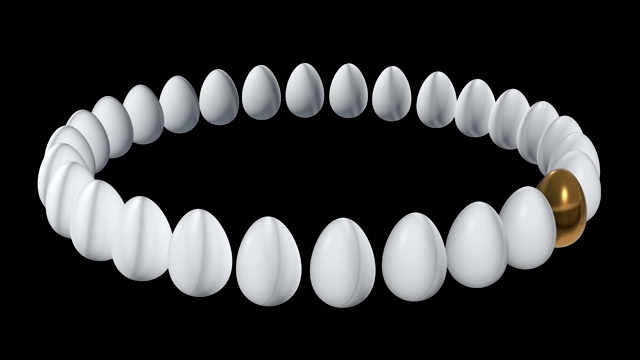 金蛋排成一排的白蛋。3 d渲染。复活节，挤出人群，经营理念。视频素材