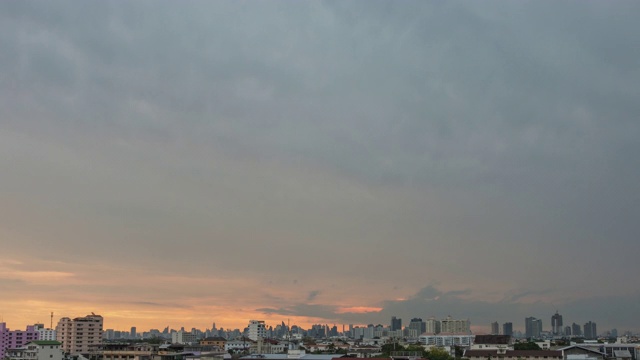 日落在曼谷城市:今晚的一天延时灰色的云天空与城市景观。视频素材