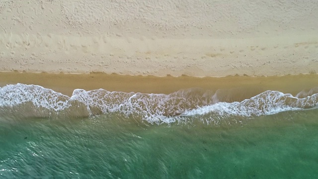 海滩和海浪从俯视图视频素材