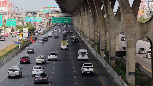 高速公路上堵车了。视频素材