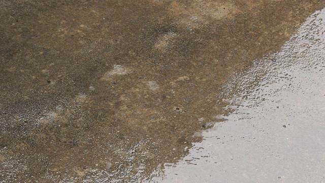 近距离观看，雨滴和地板上的倒影。视频素材