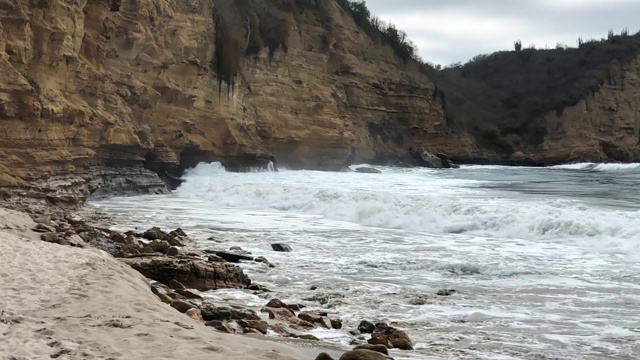 海浪拍打着悬崖峭壁上的岩石视频素材