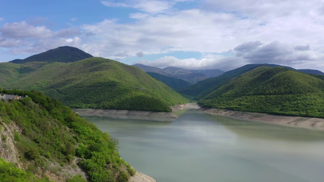 日瓦利水库——格鲁吉亚最美丽和风景如画的人工水库之一视频素材