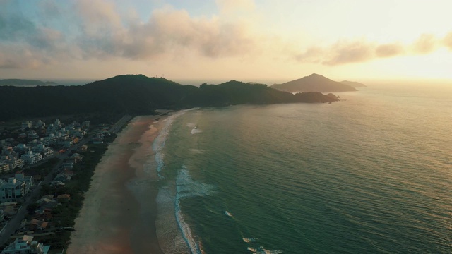 鸟瞰图地平线日出海滨城镇海滩视频素材