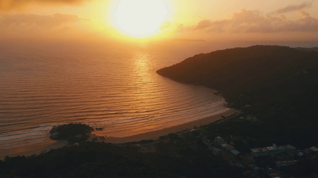 海滩日出的亚马孙雨林山视频素材