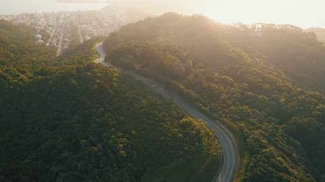 路过热带雨林山靠海边日出视频素材