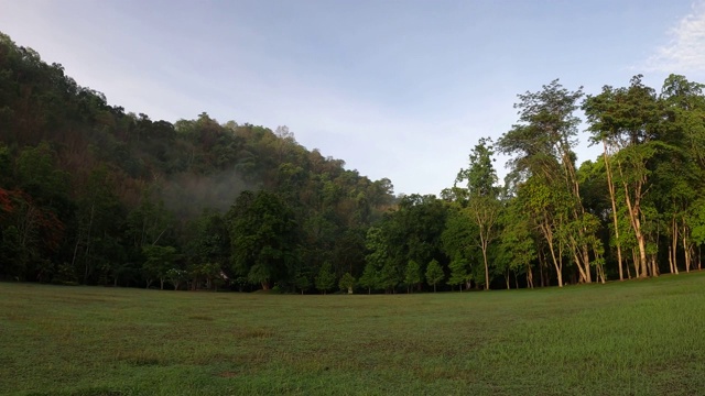 有山的草地视频素材