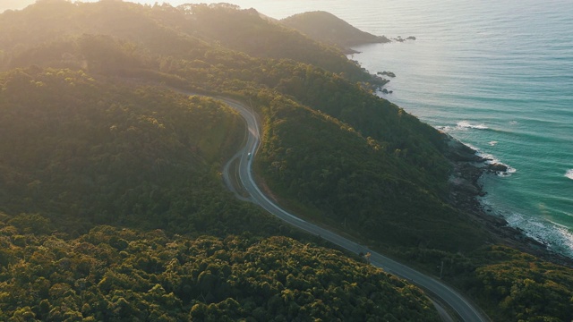 路靠海边，海岸线靠日出视频素材