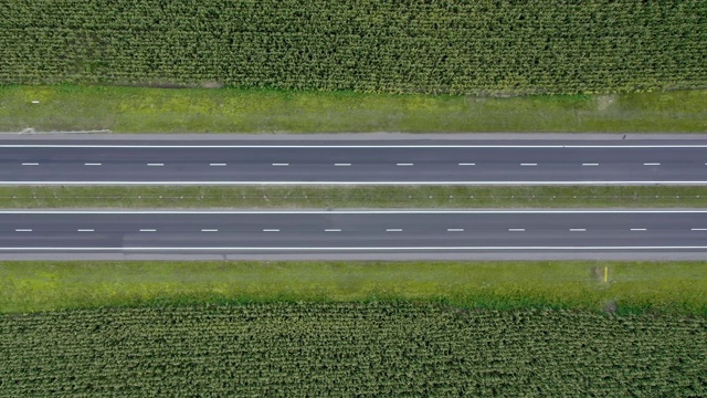 隔离期间，空中飞行在空旷的郊区高速公路上视频素材