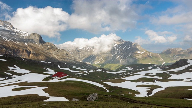 从西班牙欧洲之峰国家公园(Picos de Europa National Park)的Áliva Puertos de Áliva望去，美丽而祥和的景色。视频素材