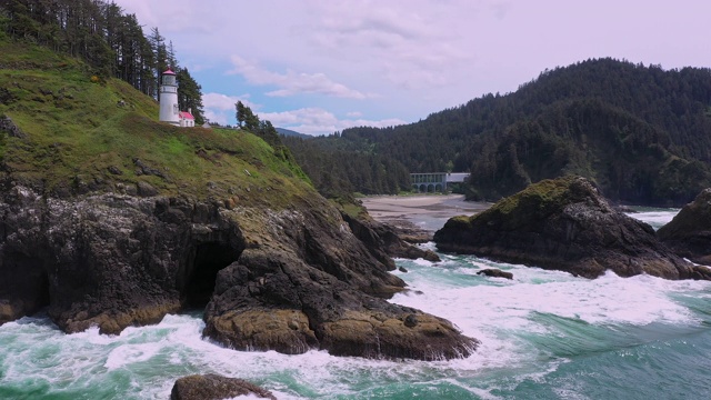 当海浪撞击岩石时，在海克塔头上空飞舞视频素材