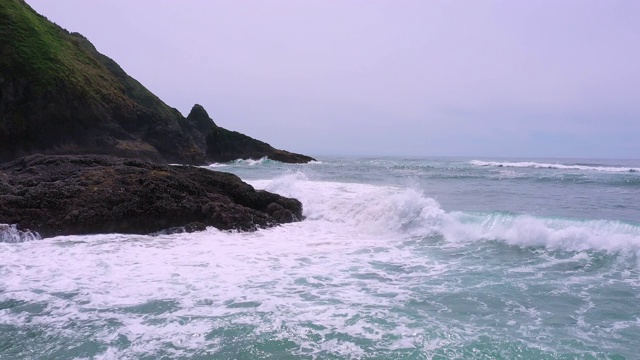 缓缓地飞过俄勒冈海岸的波涛视频素材