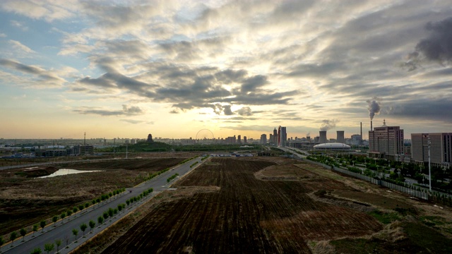 戏剧性的天空和城市天际线视频素材