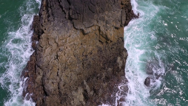 海浪撞击岩石时的鸟瞰图视频素材