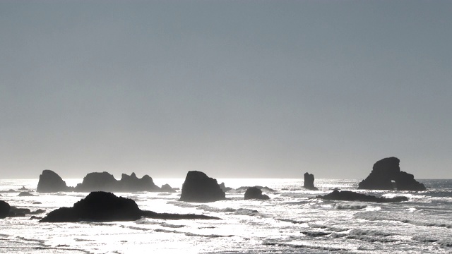 海浪撞击岩石海岸低三分之一视频素材