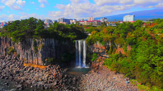 Jeongbang Falls / Seogwipo-si，济州岛，韩国视频素材