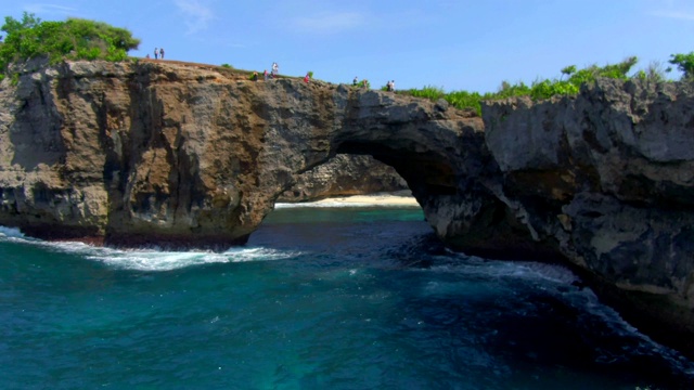 破碎的海滩景观Nusa Penida / Bali，印度尼西亚视频素材