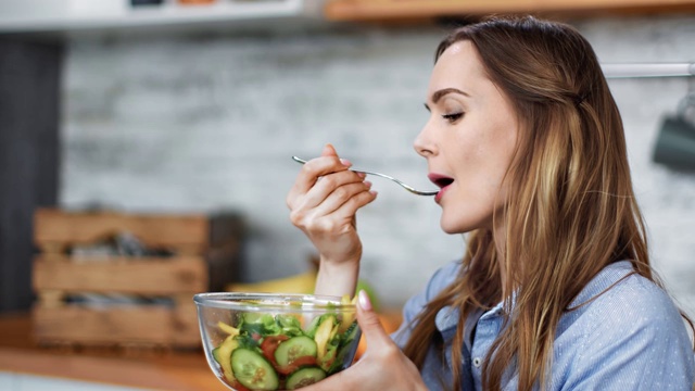 素食金发女人吃健康蔬菜沙拉微笑。中近距离拍摄4k红色相机视频素材