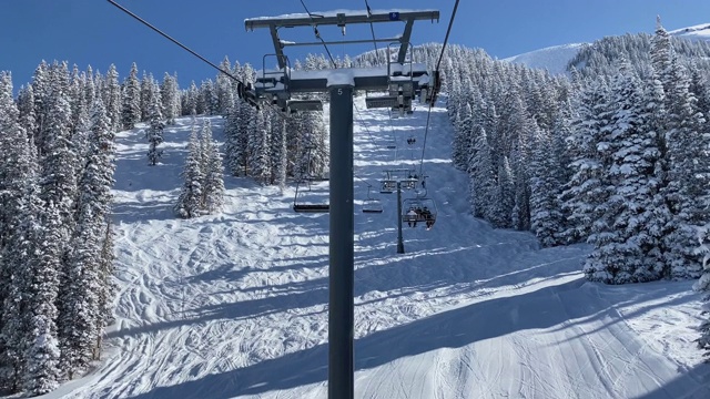 椅子升降滑雪胜地科罗拉多视频素材