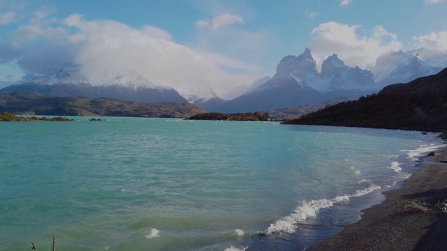 巴塔哥尼亚Chile的Nordenskjold Lake。塞罗·佩恩·格兰德山和托雷斯·德·潘恩山的景色视频素材