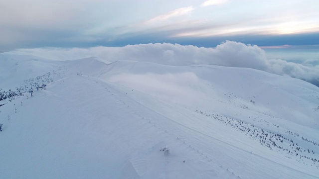 壮丽的雪堆的迷人景色视频素材