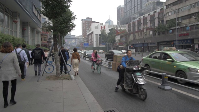 在繁忙的道路上骑自行车和交通，成都，四川，中华人民共和国，亚洲视频素材