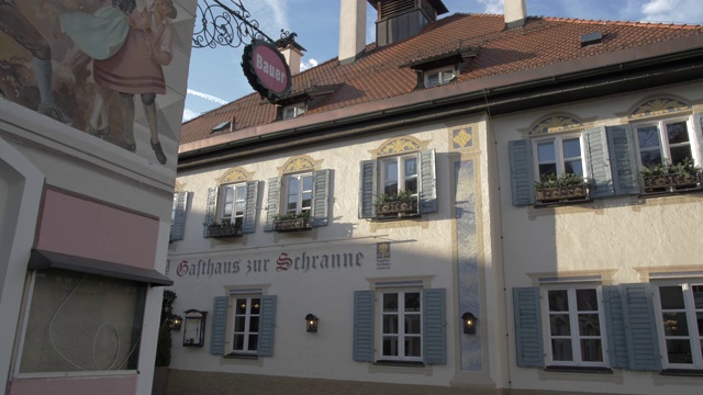 冬季，德国巴伐利亚的Garmisch-Partenkirchen装饰华丽的建筑视频素材