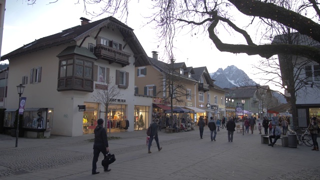 购物者和圣诞市场在Am Kurpark街，Garmisch-Partenkirchen，德国，巴伐利亚，欧洲视频素材