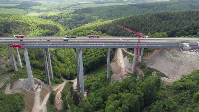 正在建设的公路桥梁-鸟瞰图视频素材