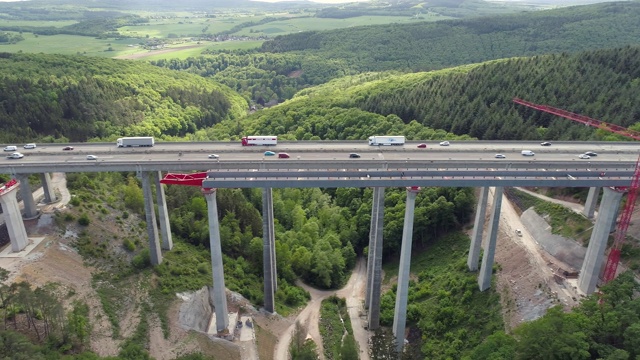 正在建设的公路桥梁-鸟瞰图视频素材