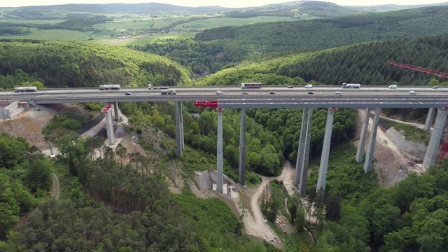 正在建设的公路桥梁-鸟瞰图视频素材