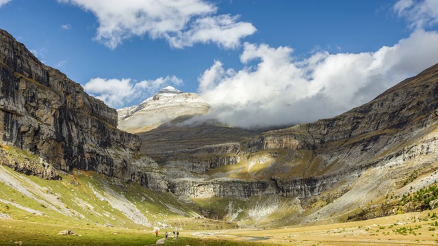 美丽的灯光和阴影在Circo de Soaso，奥尔desa e Monte Perdido国家公园，西班牙- Timelapse视频素材